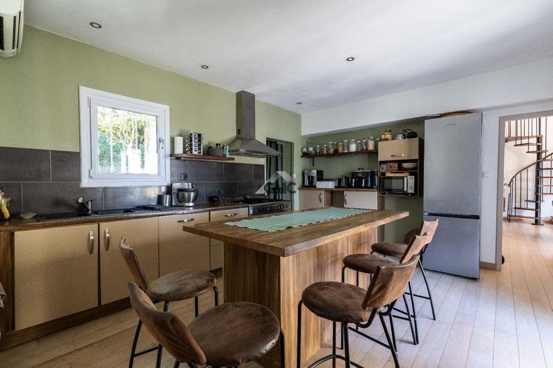 Maison - 219 m² - 9 pièces