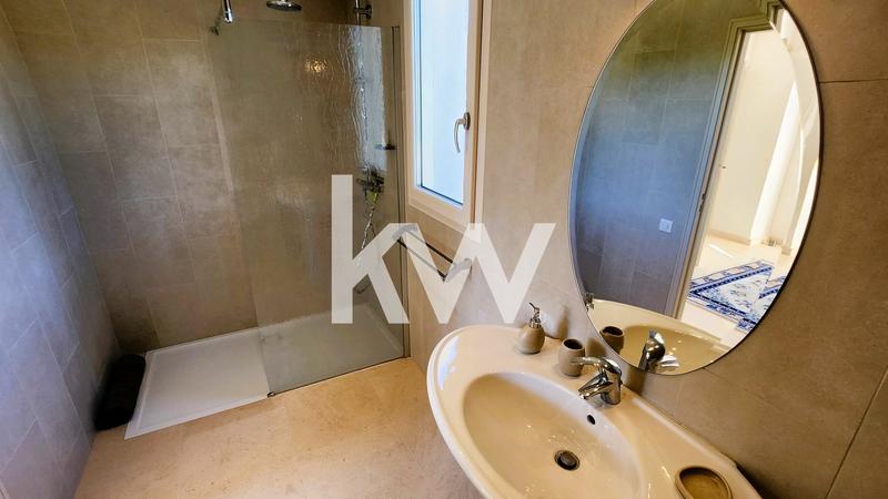 Maison - 247 m² - 9 pièces