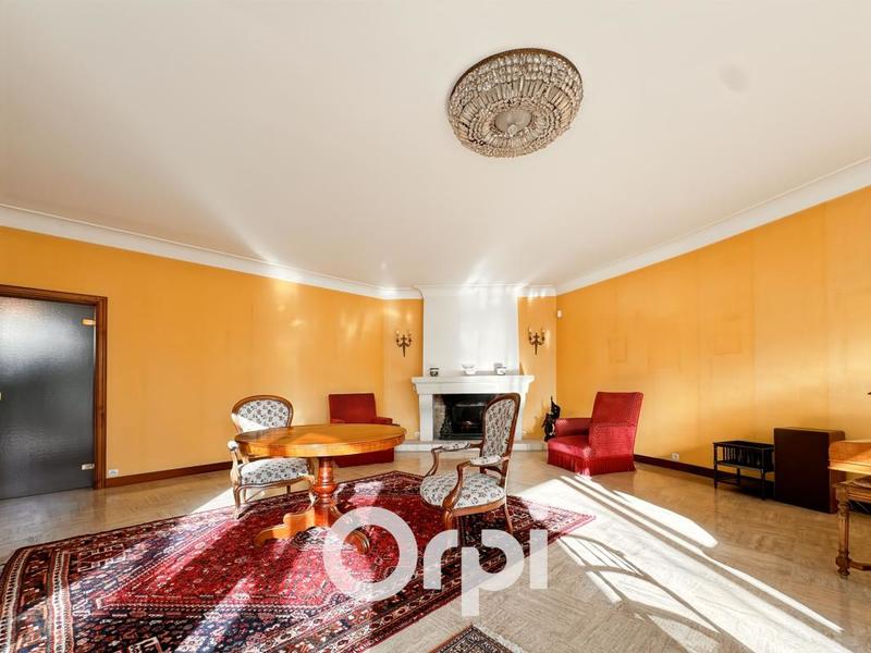 Maison - 371 m² - 8 pièces