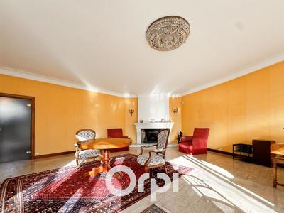 Maison - 371 m² - 8 pièces