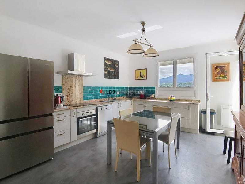 Maison traditionnelle - 248 m² - 7 pièces