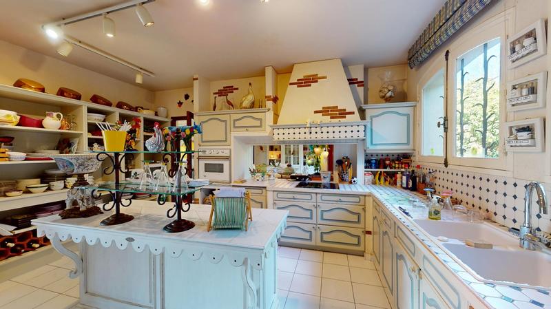 Maison - 600 m² - 12 pièces