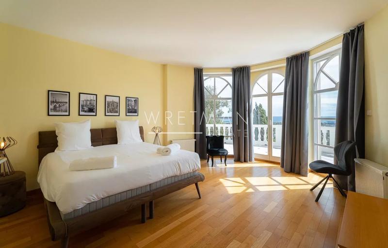 Villa - 300 m² - 6 pièces