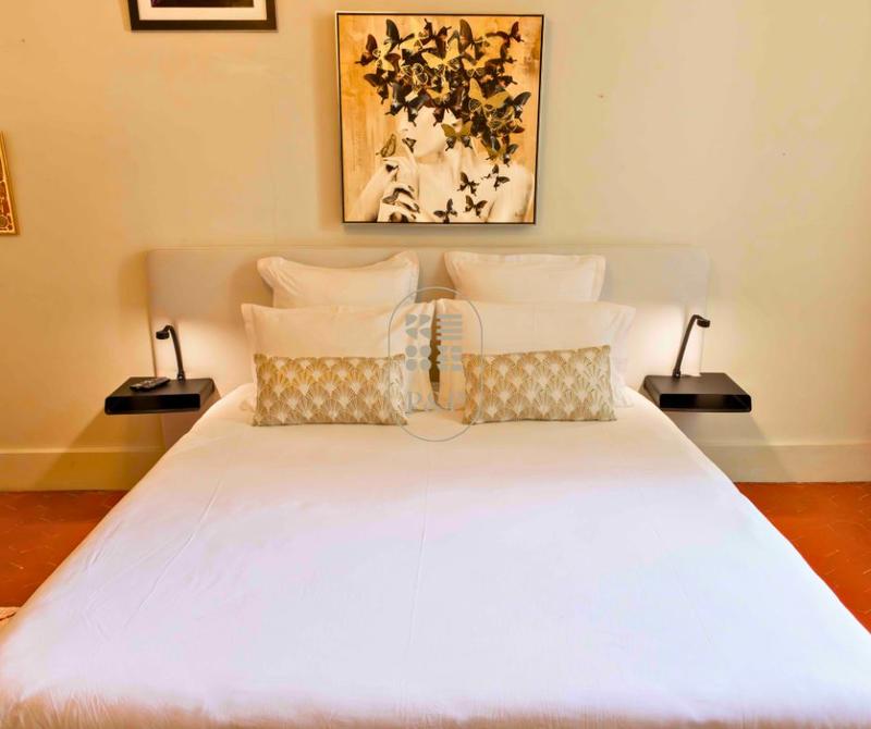 Maison - 423 m² - 8 pièces