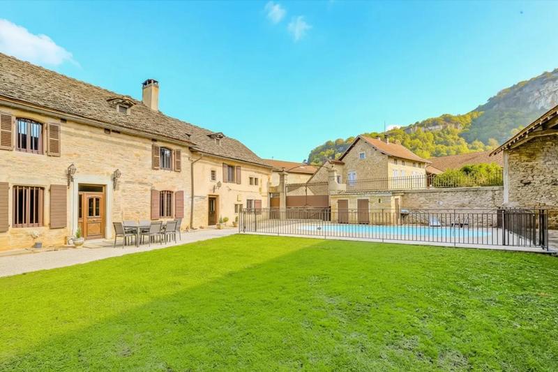 Maison - 340 m² - 10 pièces