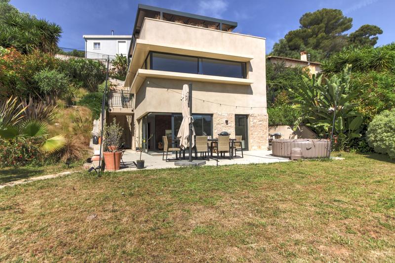 Maison - 180 m² - 5 pièces