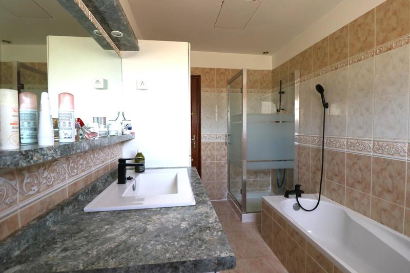 Maison - 240 m² - 5 pièces