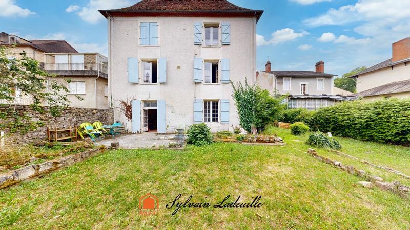 Maison - 330 m² - 9 pièces