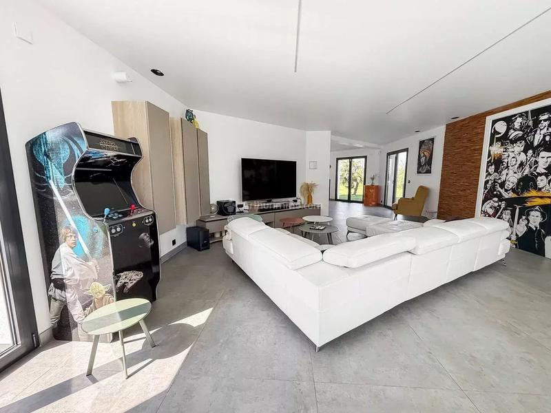 Maison - 334 m² - 11 pièces