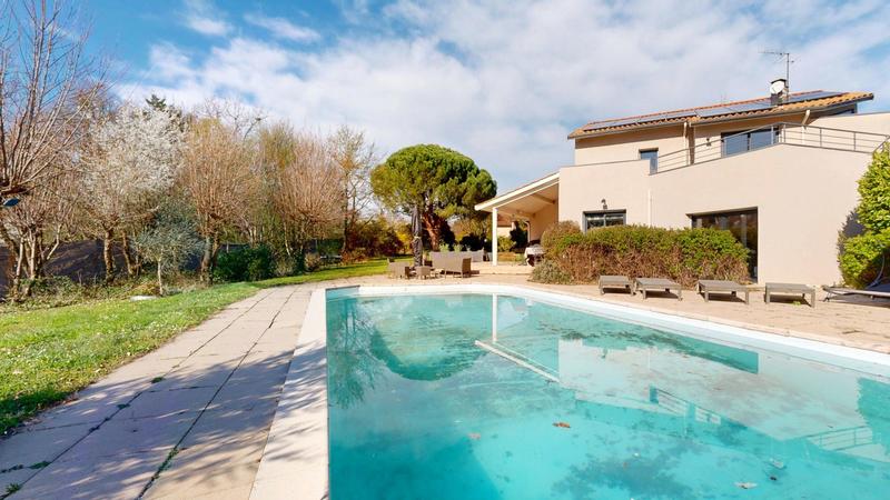 Maison - 220 m² - 5 pièces