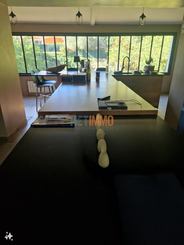 Propriété - 258 m² - 6 pièces