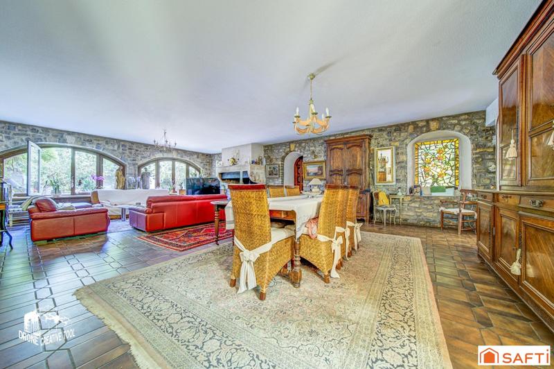 Maison - 351 m² - 14 pièces