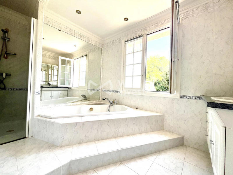 Villa - 192 m² - 8 pièces