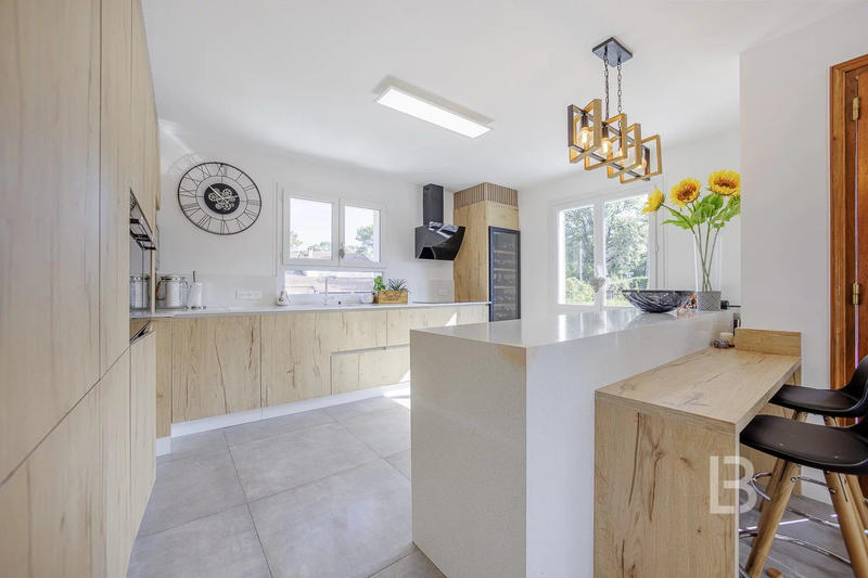 Maison - 240 m² - 8 pièces