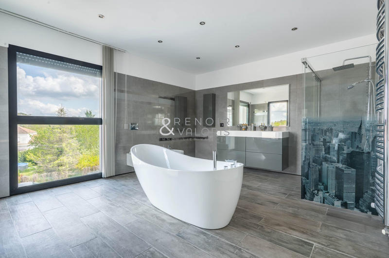 Maison contemporaine - 370 m² - 7 pièces