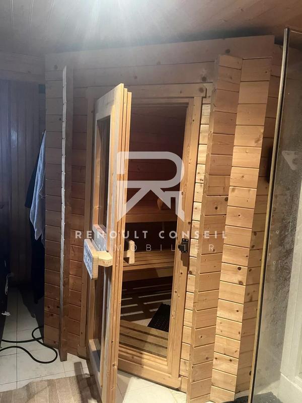 Maison - 240 m² - 9 pièces