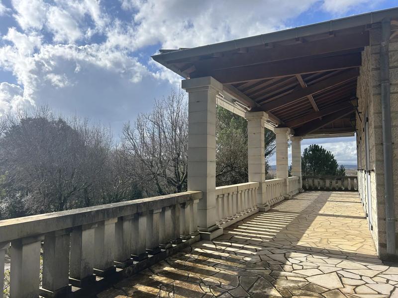 Maison - 245 m² - 7 pièces