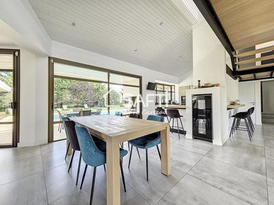 Maison - 240 m² - 7 pièces