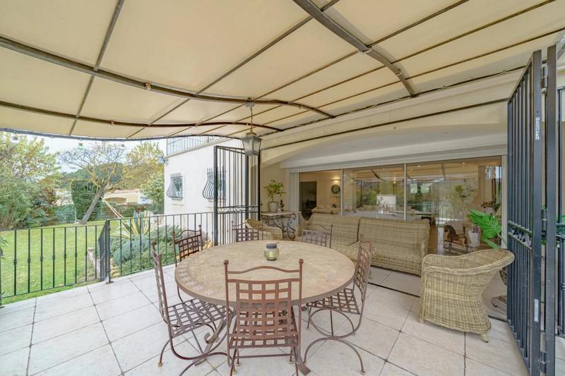 Maison - 335 m² - 12 pièces