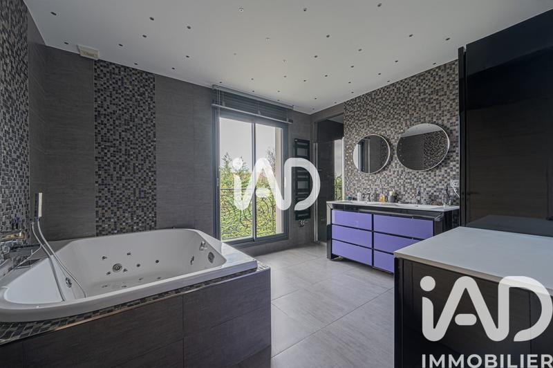 Maison - 527 m² - 9 pièces