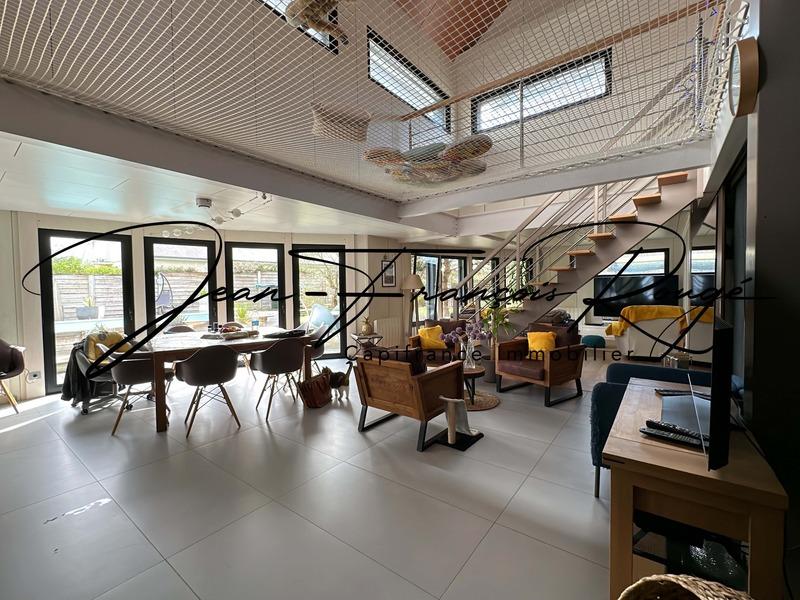 Maison - 320 m² - 10 pièces