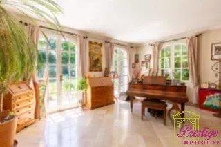 Propriété - 275 m² - 7 pièces