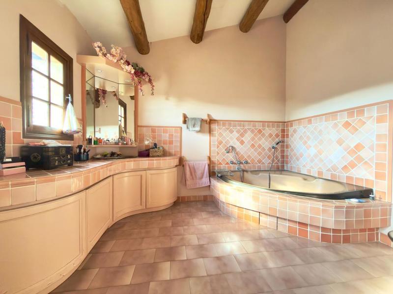 Propriété - 203 m² - 6 pièces