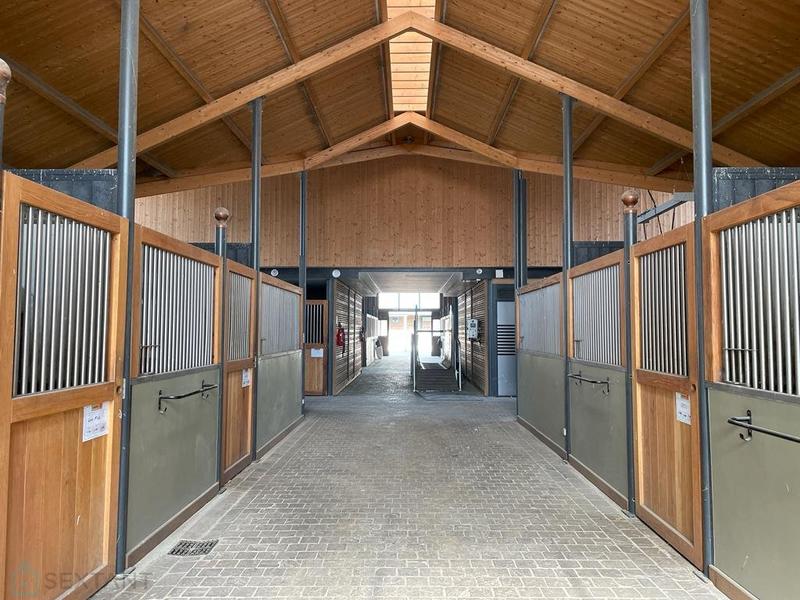 Haras - 700 m² - 26 pièces