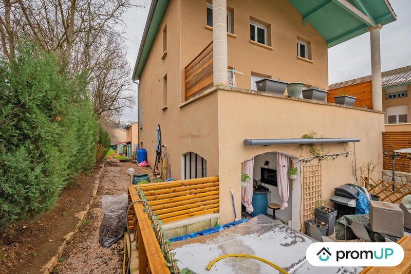 Maison traditionnelle - 260 m² - 8 pièces