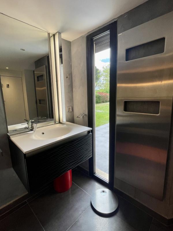 Maison traditionnelle - 370 m² - 7 pièces