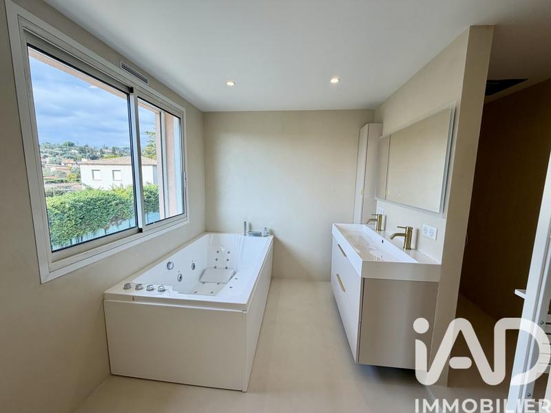 Maison - 255 m² - 7 pièces