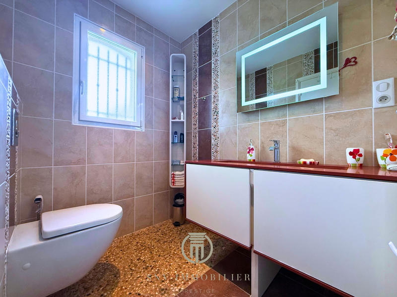 Maison - 276 m² - 9 pièces