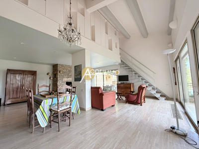 Maison - 270 m² - 6 pièces