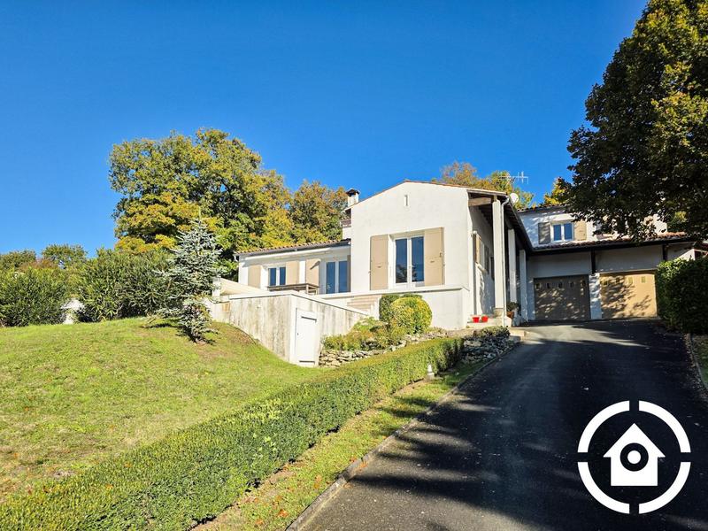 Maison - 212 m² - 8 pièces