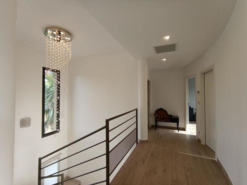 Villa - 270 m² - 10 pièces