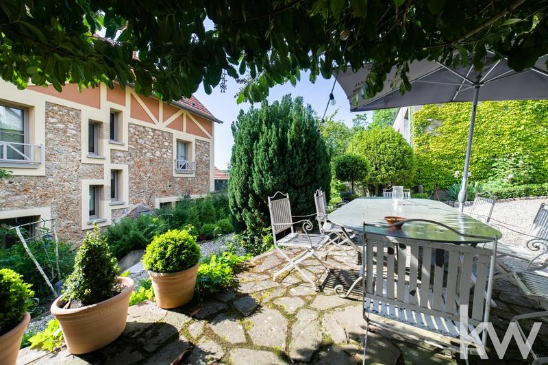 Maison - 220 m² - 8 pièces