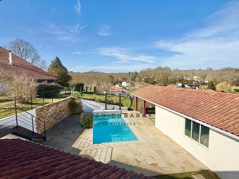 Maison - 230 m² - 8 pièces