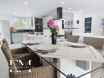 Villa - 200 m² - 9 pièces