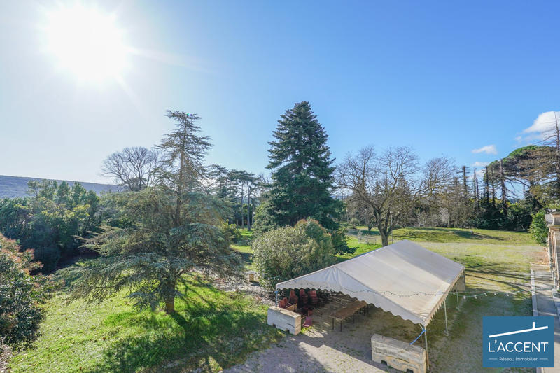 Château - 3 038 m² - 55 pièces