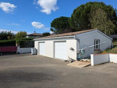 Maison - 330 m² - 8 pièces