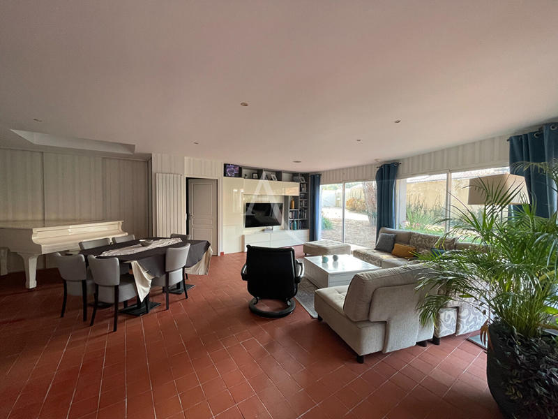 Maison - 220 m² - 12 pièces