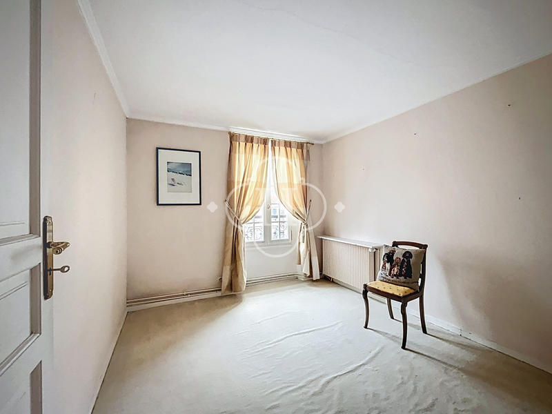 Maison - 230 m² - 8 pièces