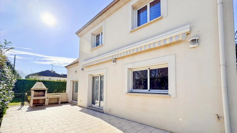 Maison - 202 m² - 9 pièces