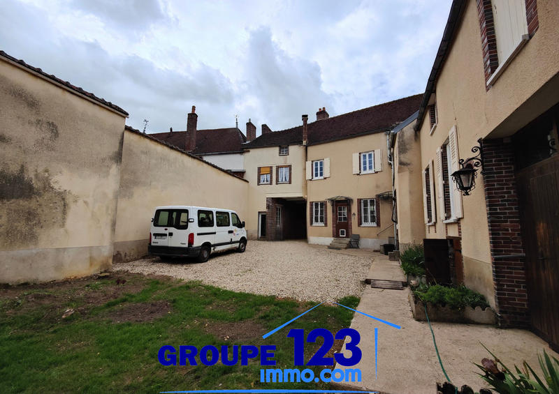 Maison - 205 m² - 9 pièces