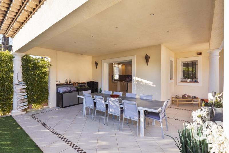 Maison - 300 m² - 8 pièces