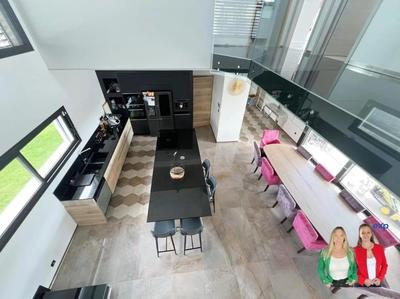 Maison - 234 m² - 7 pièces