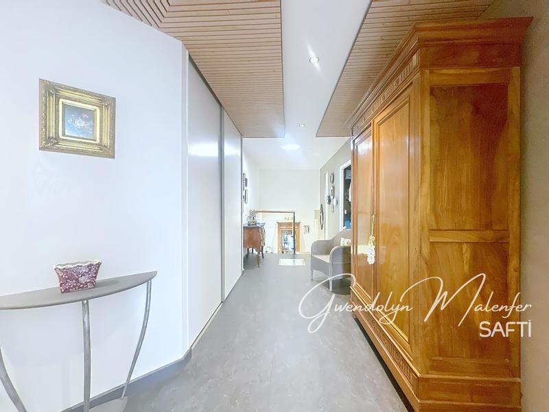 Maison - 248 m² - 8 pièces