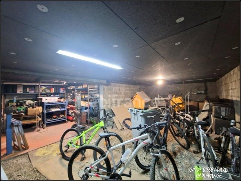 Maison - 222 m² - 8 pièces