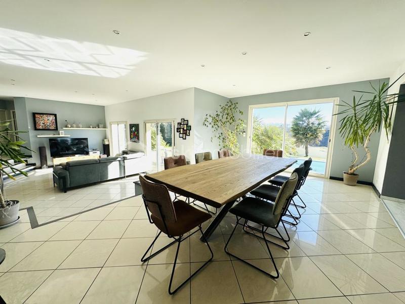 Maison - 240 m² - 7 pièces