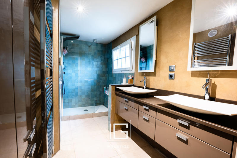 Maison - 300 m² - 7 pièces